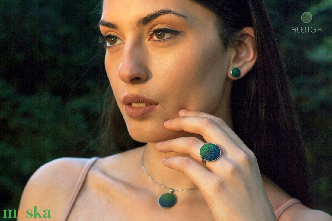 Színátmentes bedugós fülbevaló, fűzöld-sötétkék színben, 10mm-es.  ZSŰRIZETT TERMÉK - ékszer - nyaklánc - medálos nyaklánc - Meska.hu