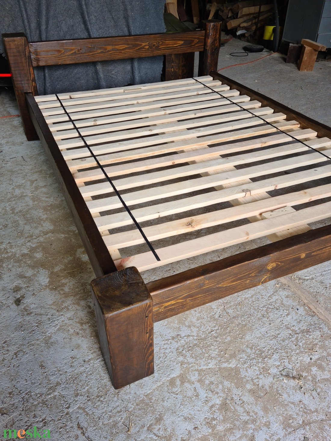 Rusztikus barna fenyőágy, fenyő ágykeret, 140x200 cm fa matractartóval, extra erős 70 kg kivitelben - otthon & életmód - bútor - ágy - ágykeretek - Meska.hu