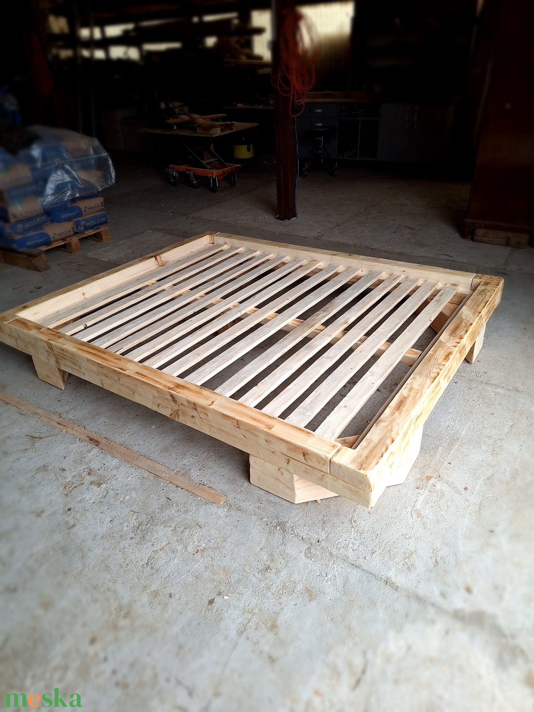 Rusztikus barna fenyőágy, fenyő ágykeret, 160x200 cm fa matractartóval, gerendából - otthon & életmód - bútor - ágy - ágykeretek - Meska.hu