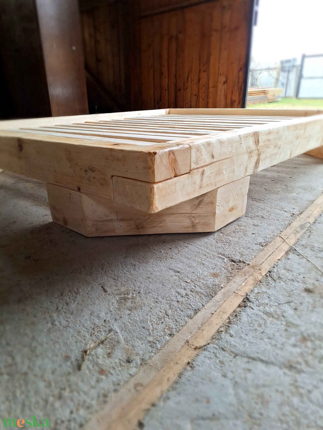 Rusztikus barna fenyőágy, fenyő ágykeret, 160x200 cm fa matractartóval, gerendából - otthon & életmód - bútor - ágy - ágykeretek - Meska.hu