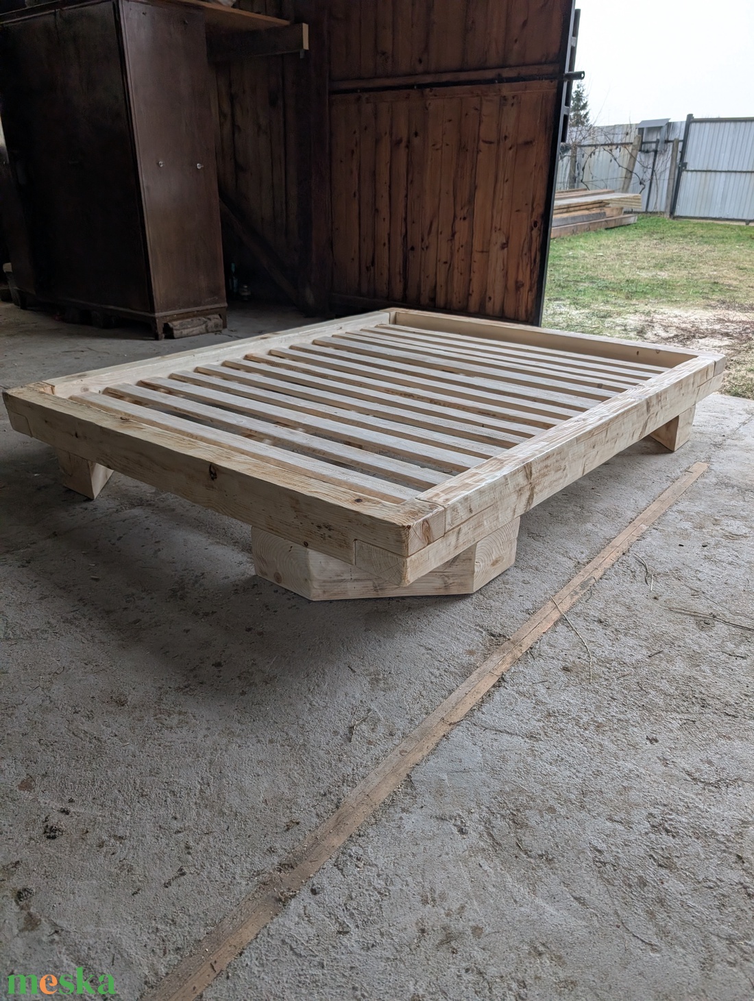 Rusztikus barna fenyőágy, fenyő ágykeret, 160x200 cm fa matractartóval, gerendából - otthon & életmód - bútor - ágy - ágykeretek - Meska.hu