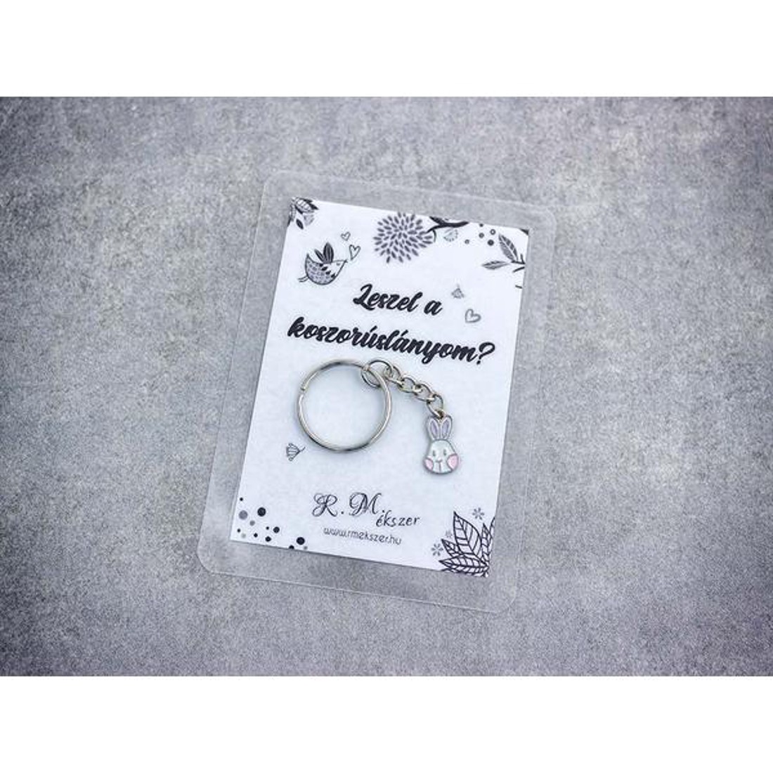 Leszel a koszorúslányom színes nyuszi medálos kulcstartó - esküvő - meghívó & kártya - tanú felkérő - Meska.hu