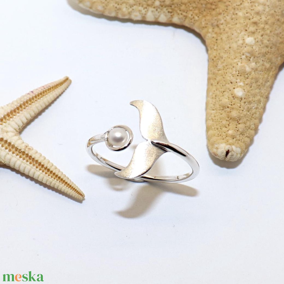 Delfin uszony fehér igazgyönggyel, női ezüst gyűrű, 62-es méret, állítható (EGY.291) - ékszer - gyűrű - gyöngyös gyűrű - Meska.hu