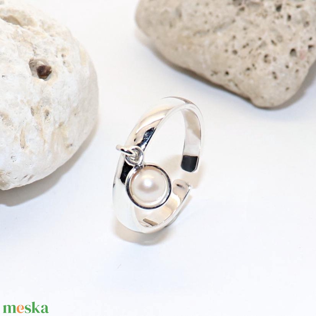 Karikagyűrű mozgó fehér gyönggyel, női ezüst gyűrű, 59-es méret, állítható (EGY.199) - ékszer - gyűrű - gyöngyös gyűrű - Meska.hu