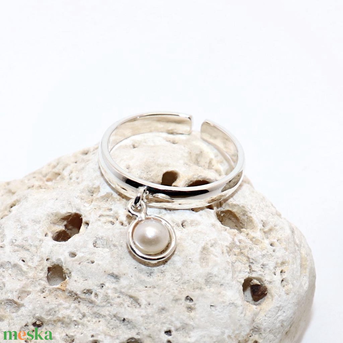 Karikagyűrű mozgó fehér gyönggyel, női ezüst gyűrű, 59-es méret, állítható (EGY.199) - ékszer - gyűrű - gyöngyös gyűrű - Meska.hu