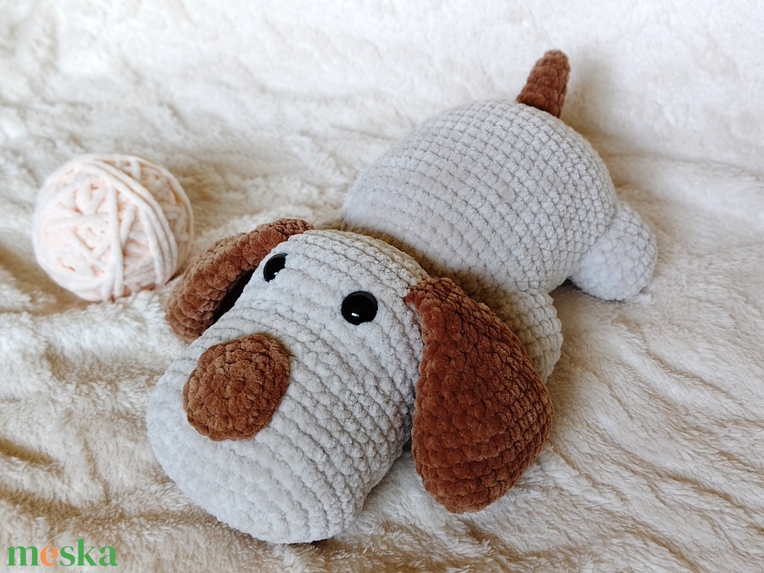 Keksz - horgolt fekvő kutyus / puha amigurumi plüss - játék & sport - plüssállat & játékfigura - kutya - Meska.hu
