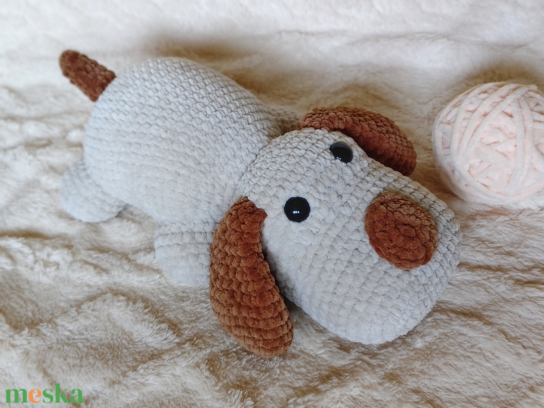Keksz - horgolt fekvő kutyus / puha amigurumi plüss - játék & sport - plüssállat & játékfigura - kutya - Meska.hu