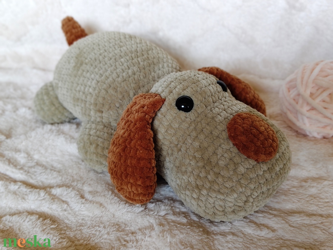 Dió - horgolt fekvő kutyus / puha amigurumi plüss - játék & sport - plüssállat & játékfigura - kutya - Meska.hu