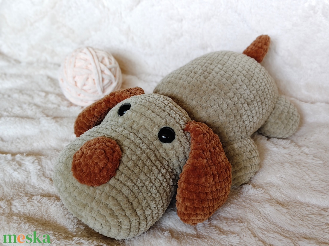 Dió - horgolt fekvő kutyus / puha amigurumi plüss - játék & sport - plüssállat & játékfigura - kutya - Meska.hu