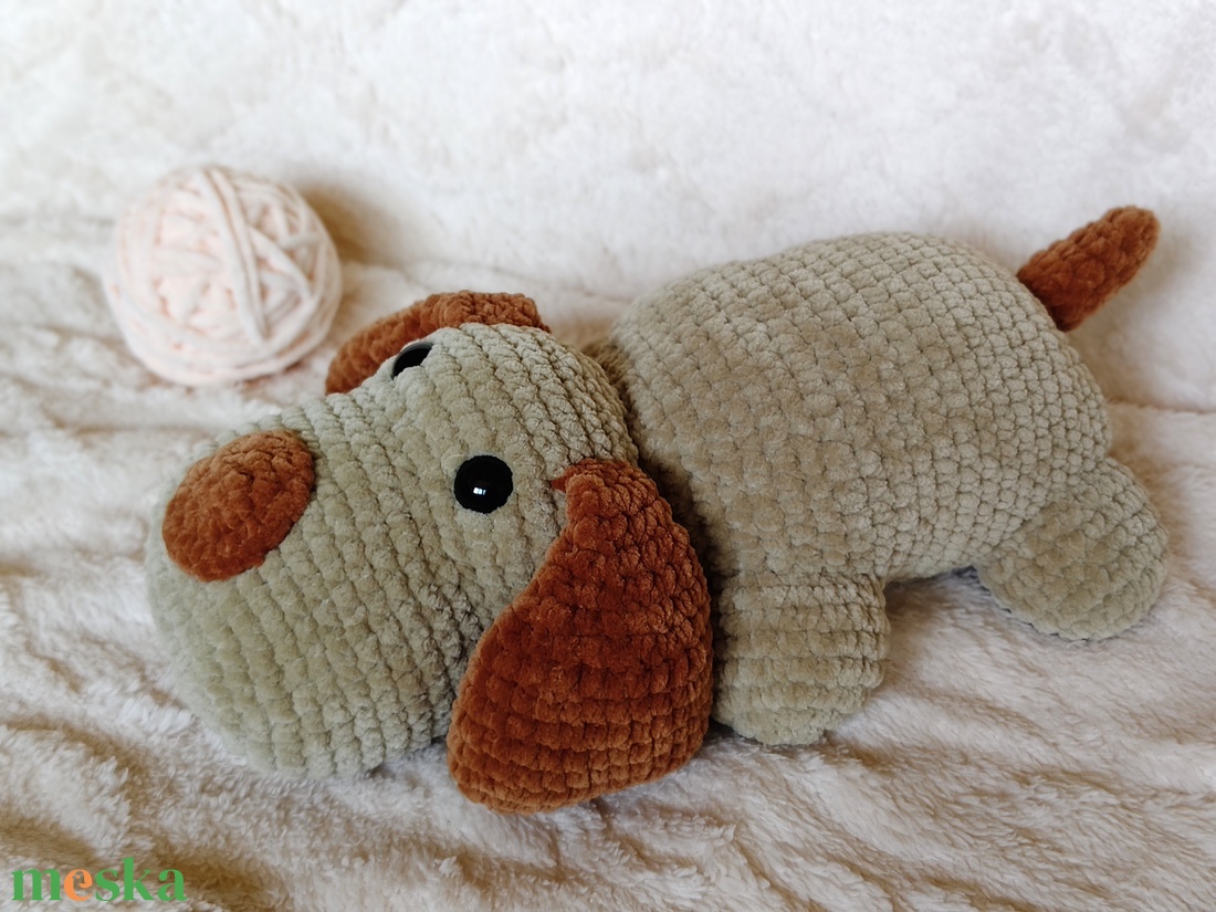 Dió - horgolt fekvő kutyus / puha amigurumi plüss - játék & sport - plüssállat & játékfigura - kutya - Meska.hu