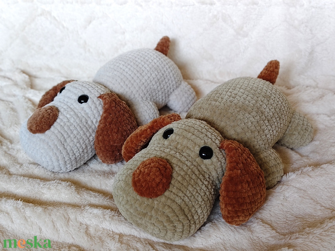 Dió - horgolt fekvő kutyus / puha amigurumi plüss - játék & sport - plüssállat & játékfigura - kutya - Meska.hu