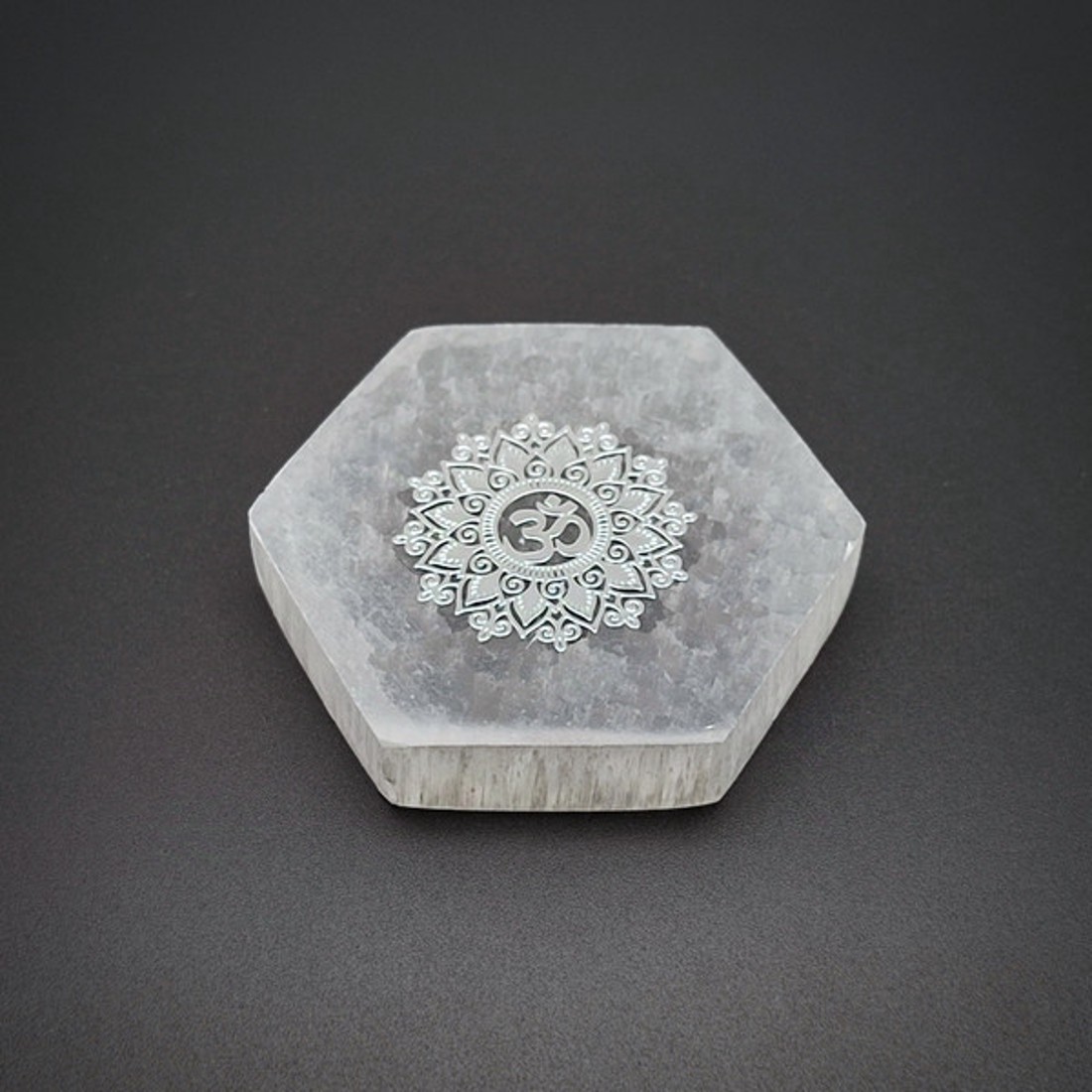 Szelenit hatszög lap Om mandala mintával, ezüst 60 mm - kellékek & szerszámok - ásvány alapanyag - Meska.hu
