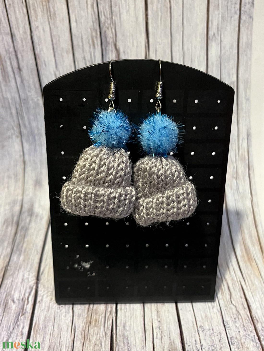 Téli sapka fülbevaló - ékszer - fülbevaló - lógó fülbevaló - Meska.hu