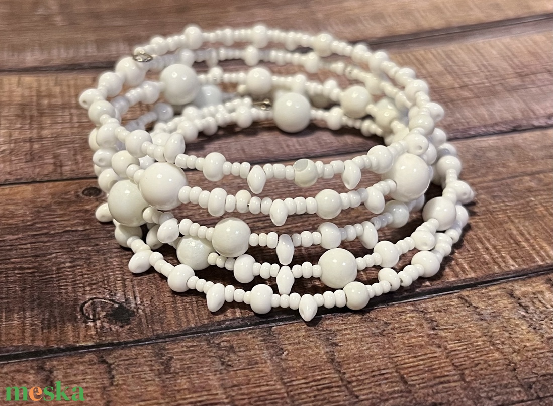 Hófehérke karkötő - ékszer - karkötő - memóriadrótos karkötő - Meska.hu