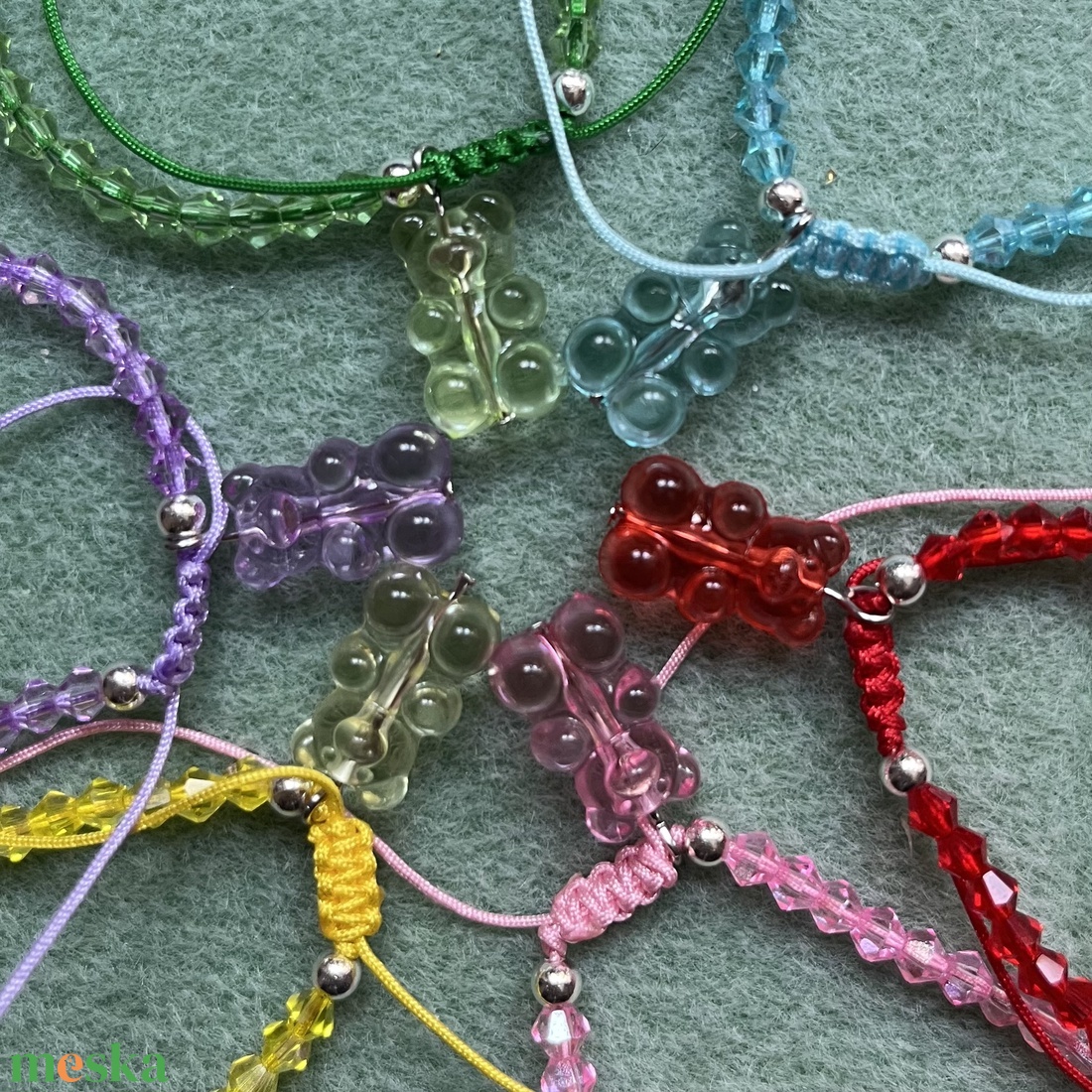 Gumimaci Gyöngyálom - kézzel készített színes karkötő, színes üveggyöngyökből, gumimaci charm, állítható méretű - ékszer - karkötő - charm karkötő - Meska.hu Gumimaci Gyöngyálom - kézzel készített színes karkötő, színes üveggyöngyökből, gumimaci charm, állítható méretű - ékszer - karkötő - charm karkötő - Meska.hu