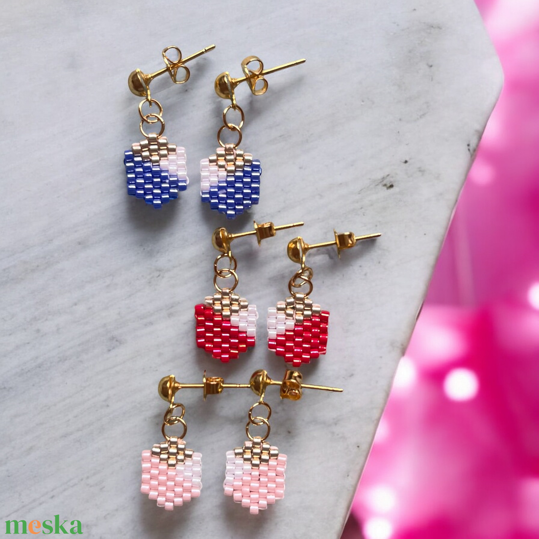 Aranycsillogás Hexagon Fülbevalók -hatszögletű, gyöngyfűzött, színes, lógós fülbevalók, aranyozott alap, elegáns, egyedi - ékszer - fülbevaló - lógó fülbevaló - Meska.hu