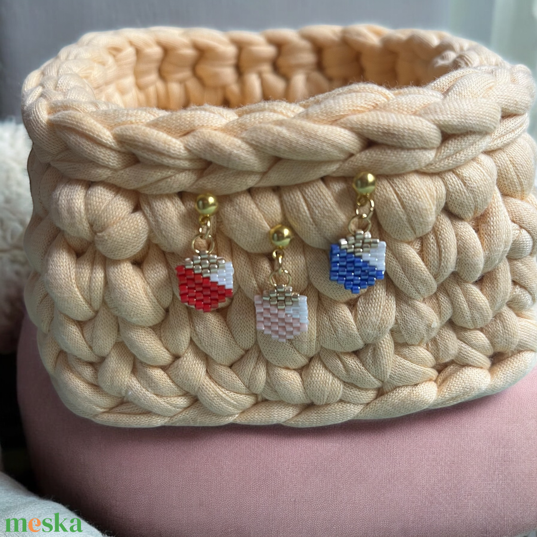 Aranycsillogás Hexagon Fülbevalók -hatszögletű, gyöngyfűzött, színes, lógós fülbevalók, aranyozott alap, elegáns, egyedi - ékszer - fülbevaló - lógó fülbevaló - Meska.hu