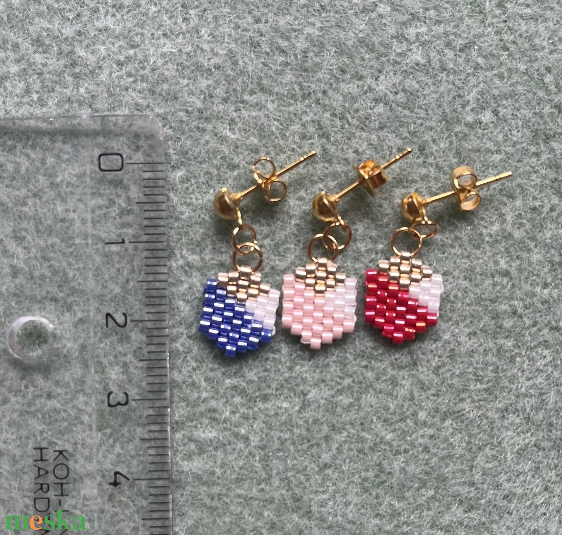 Aranycsillogás Hexagon Fülbevalók -hatszögletű, gyöngyfűzött, színes, lógós fülbevalók, aranyozott alap, elegáns, egyedi - ékszer - fülbevaló - lógó fülbevaló - Meska.hu