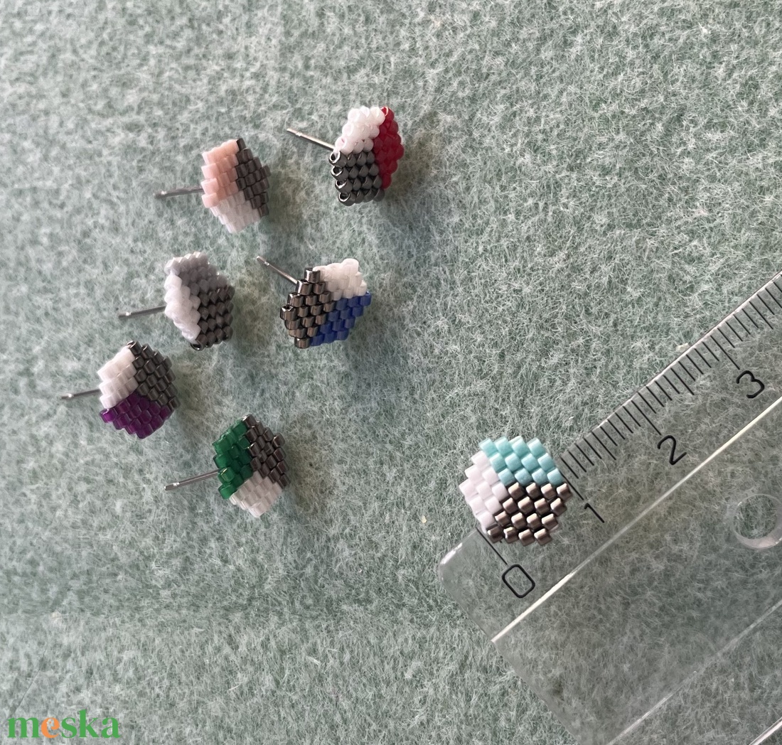 HexaTrio Gyöngy Fülbevaló - egyedi, kézzel fűzött, pötty fülbevaló, hatszögű geometrikus forma, fehér, ezüst, színes - ékszer - fülbevaló - pötty fülbevaló - Meska.hu HexaTrio Gyöngy Fülbevaló - egyedi, kézzel fűzött, pötty fülbevaló, hatszögű geometrikus forma, fehér, ezüst, színes - ékszer - fülbevaló - pötty fülbevaló - Meska.hu