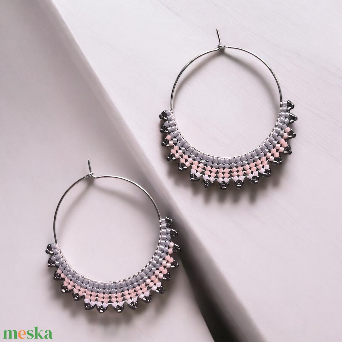 Rózsakvarc Harmónia - egyedi, kézzel készített karika fülbevaló, gyöngyfüzőtt díszítéssel, pasztel színek - ékszer - fülbevaló - karika fülbevaló - Meska.hu