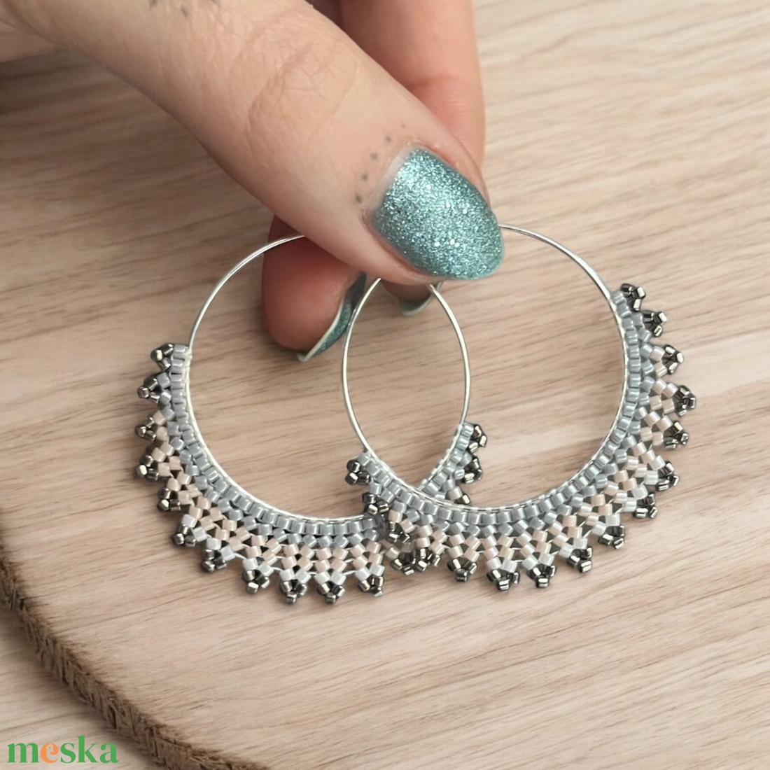 Rózsakvarc Harmónia - egyedi, kézzel készített karika fülbevaló, gyöngyfüzőtt díszítéssel, pasztel színek - ékszer - fülbevaló - karika fülbevaló - Meska.hu