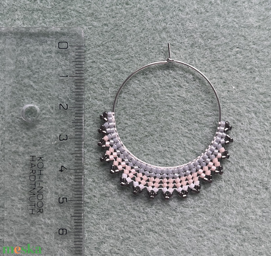 Rózsakvarc Harmónia - egyedi, kézzel készített karika fülbevaló, gyöngyfüzőtt díszítéssel, pasztel színek - ékszer - fülbevaló - karika fülbevaló - Meska.hu