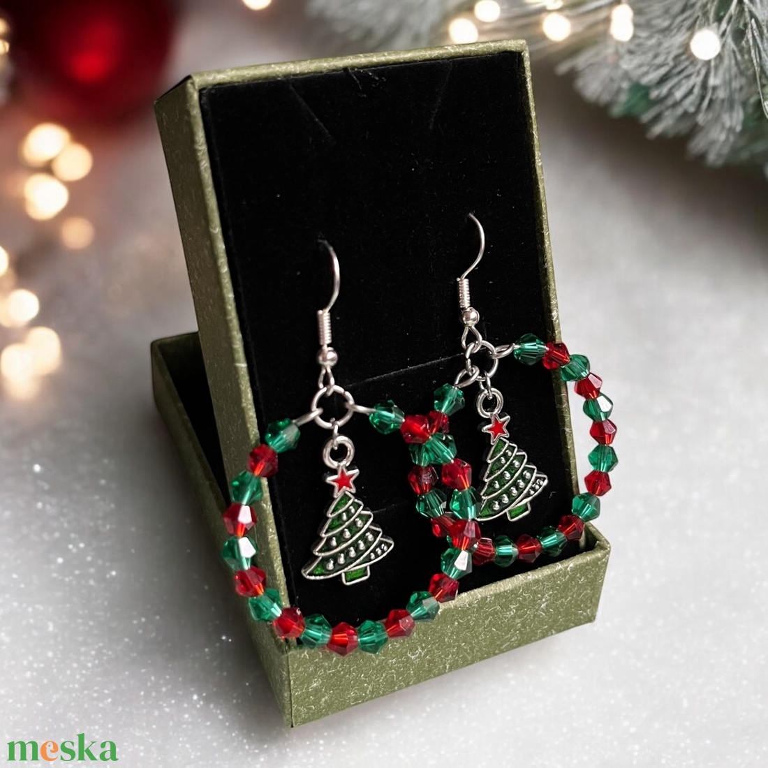Karikás Fenyővarázs - karika fülbevaló, zöld piros üveggyöngyökkel, farácsonyfa charm dísszel, lógós fülbevaló - karácsony - karácsonyi ruházat - karácsonyi ruha kiegészítők - Meska.hu
