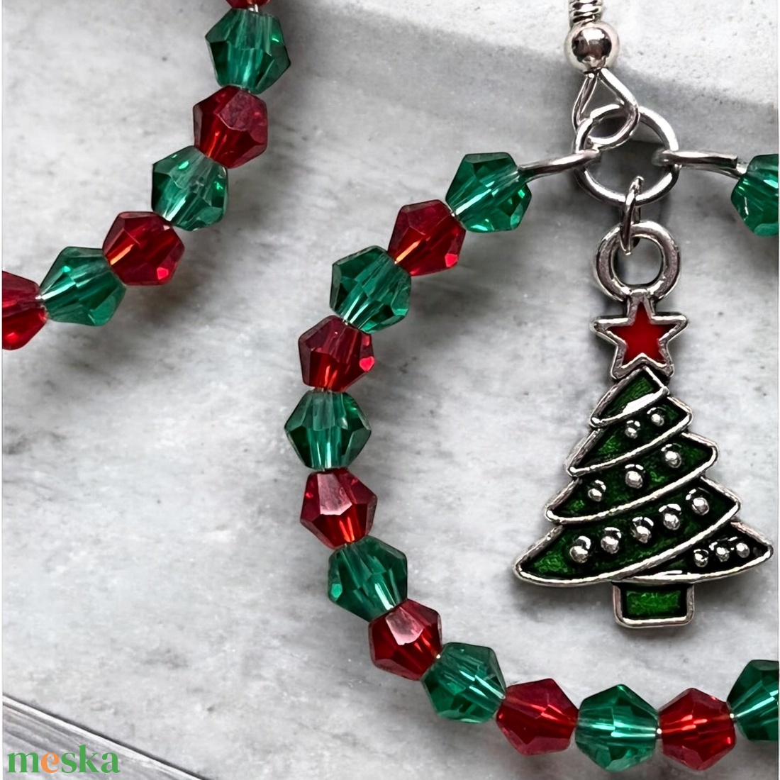 Karikás Fenyővarázs - karika fülbevaló, zöld piros üveggyöngyökkel, farácsonyfa charm dísszel, lógós fülbevaló - karácsony - karácsonyi ruházat - karácsonyi ruha kiegészítők - Meska.hu