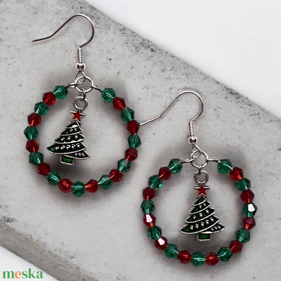 Karikás Fenyővarázs - karika fülbevaló, zöld piros üveggyöngyökkel, farácsonyfa charm dísszel, lógós fülbevaló - karácsony - karácsonyi ruházat - karácsonyi ruha kiegészítők - Meska.hu