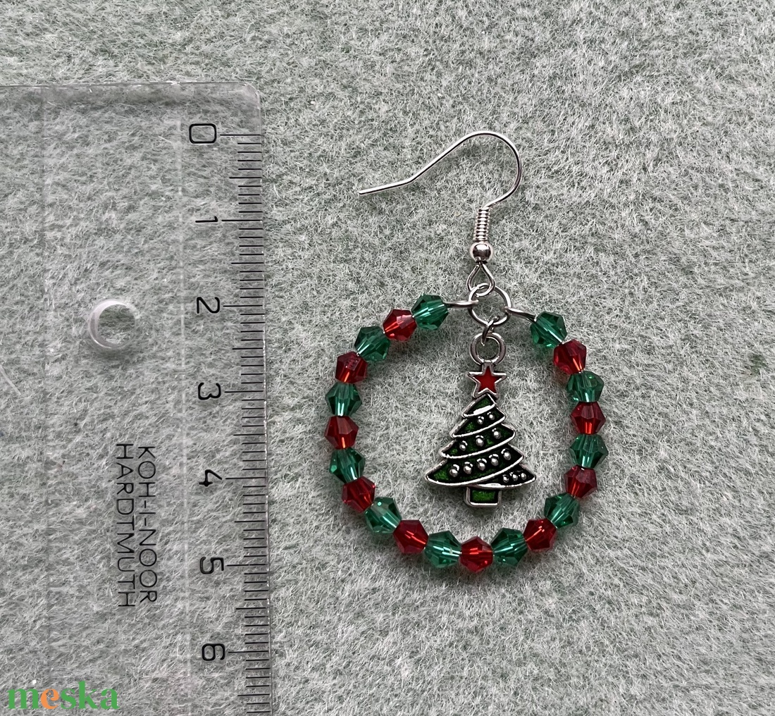 Karikás Fenyővarázs - karika fülbevaló, zöld piros üveggyöngyökkel, farácsonyfa charm dísszel, lógós fülbevaló - karácsony - karácsonyi ruházat - karácsonyi ruha kiegészítők - Meska.hu