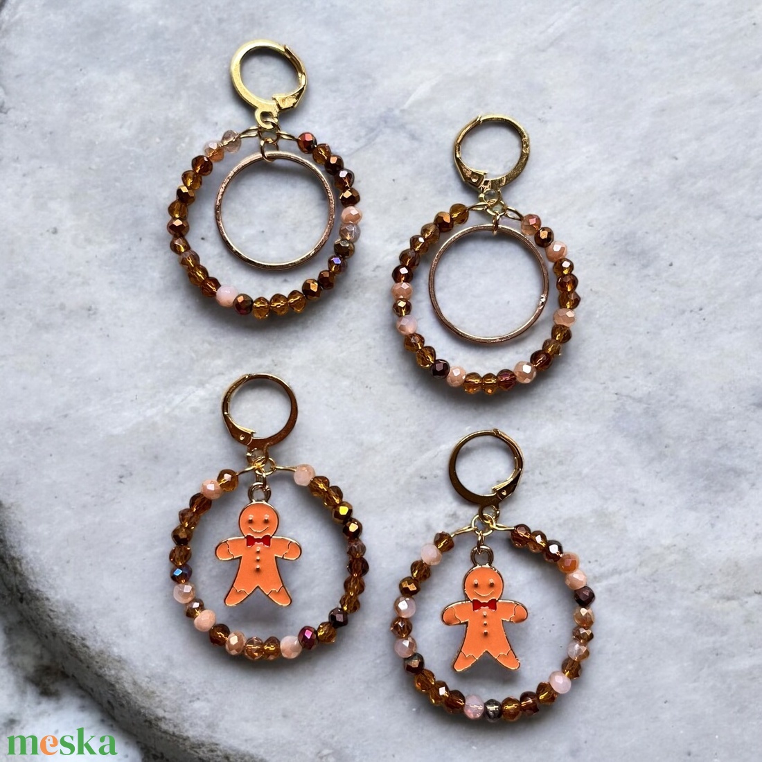 Mézeskalács Karika - lógós, karika fülbevaló, választható charm-mal, véletlenszerű barna gyöngyök, egyedi és elegáns  - karácsony - karácsonyi ruházat - karácsonyi ruha kiegészítők - Meska.hu
