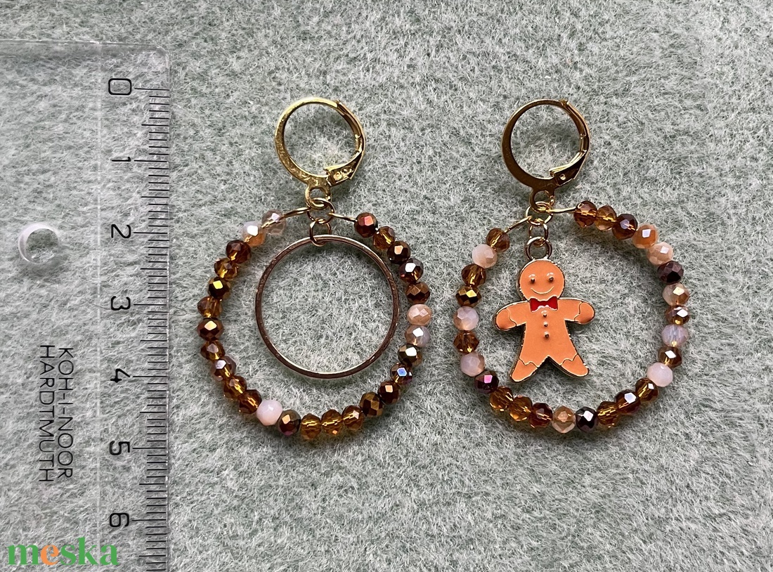 Mézeskalács Karika - lógós, karika fülbevaló, választható charm-mal, véletlenszerű barna gyöngyök, egyedi és elegáns  - karácsony - karácsonyi ruházat - karácsonyi ruha kiegészítők - Meska.hu