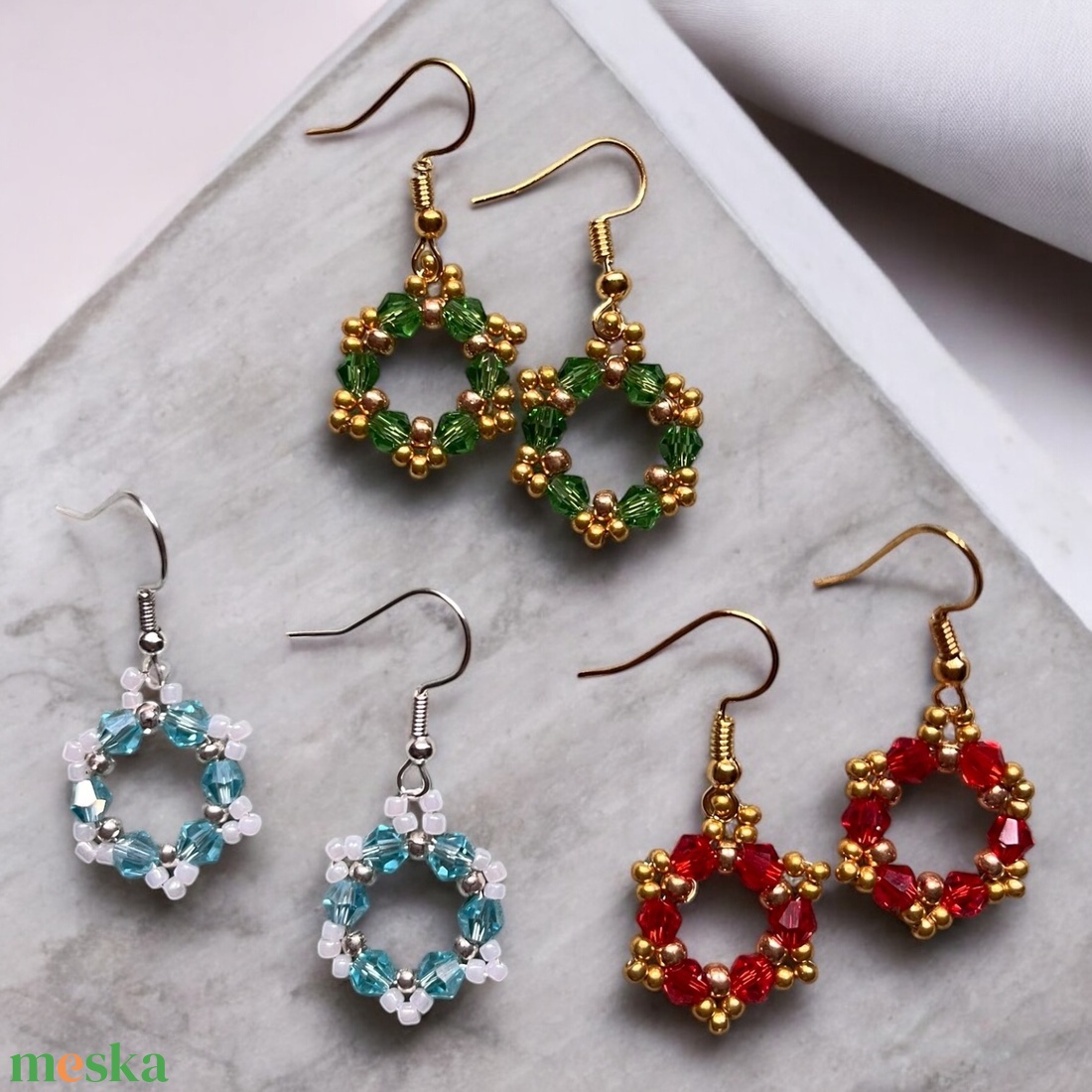 Színpompás Téli Fülbevalók - lógós, kör alaku, gyöngyös fülbevalók, választható karácsonyi színekben, elegáns és egyedi - karácsony - karácsonyi ruházat - karácsonyi ruha kiegészítők - Meska.hu