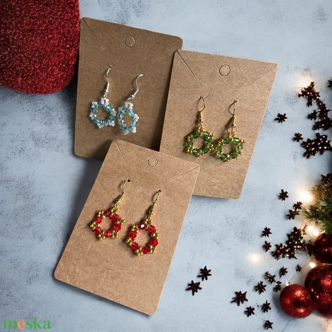 Színpompás Téli Fülbevalók - lógós, kör alaku, gyöngyös fülbevalók, választható karácsonyi színekben, elegáns és egyedi - karácsony - karácsonyi ruházat - karácsonyi ruha kiegészítők - Meska.hu