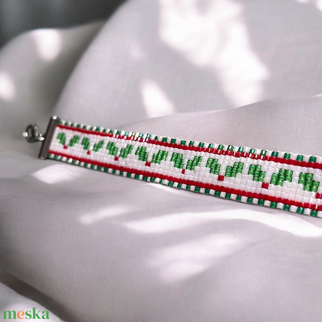 Karácsonyi Fagyöngy Karkötő - kézzel készített, gyöngyfűzött karkötő fagyöngy motívum, állítható méretű, ajándékdobozban - karácsony - karácsonyi ruházat - karácsonyi ruha kiegészítők - Meska.hu