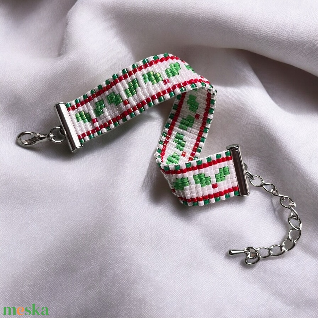 Karácsonyi Fagyöngy Karkötő - kézzel készített, gyöngyfűzött karkötő fagyöngy motívum, állítható méretű, ajándékdobozban - karácsony - karácsonyi ruházat - karácsonyi ruha kiegészítők - Meska.hu