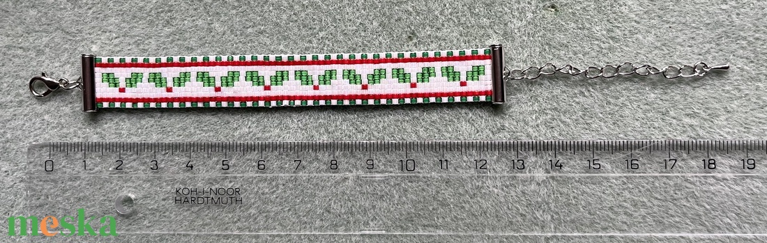 Karácsonyi Fagyöngy Karkötő - kézzel készített, gyöngyfűzött karkötő fagyöngy motívum, állítható méretű, ajándékdobozban - karácsony - karácsonyi ruházat - karácsonyi ruha kiegészítők - Meska.hu