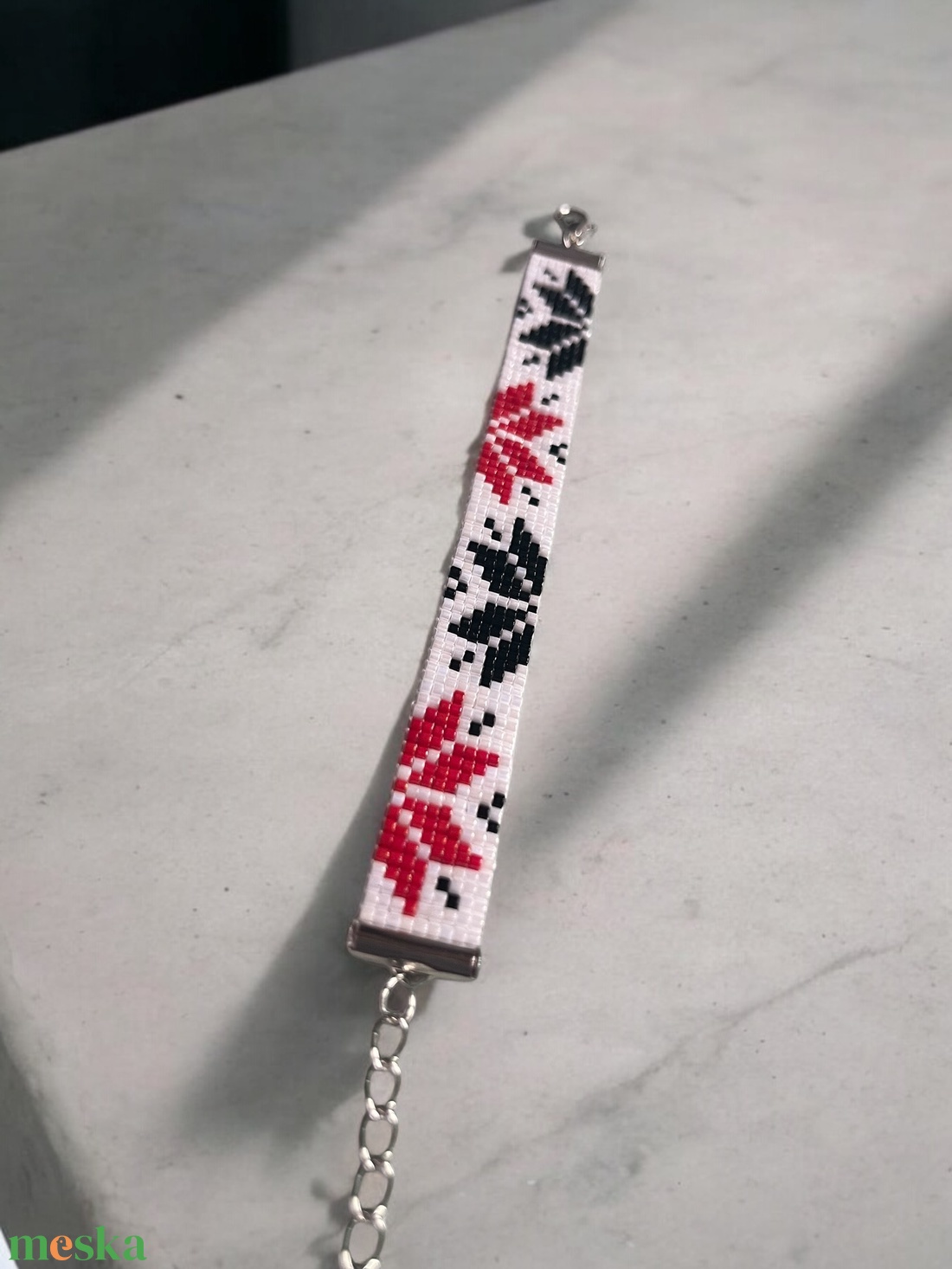 Fjordok Eleganciája Karkötő - norvég mintás karkötő, gyöngyfűzött, egyedi ékszer, fehér, fekete, piros gyöngyök - karácsony - karácsonyi ruházat - karácsonyi ruha kiegészítők - Meska.hu