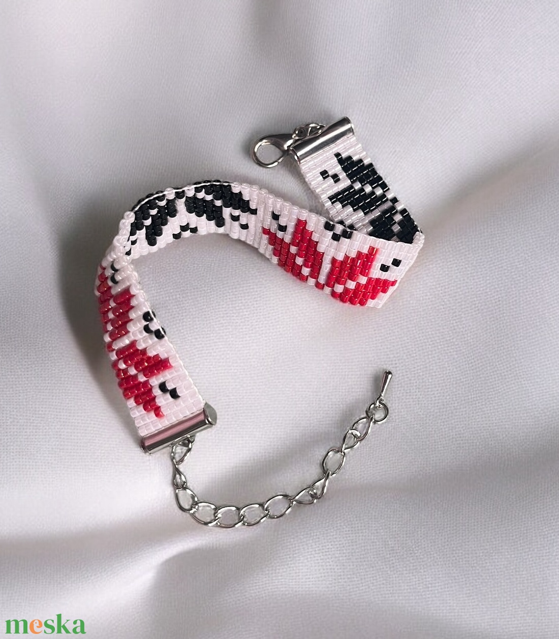 Fjordok Eleganciája Karkötő - norvég mintás karkötő, gyöngyfűzött, egyedi ékszer, fehér, fekete, piros gyöngyök - karácsony - karácsonyi ruházat - karácsonyi ruha kiegészítők - Meska.hu