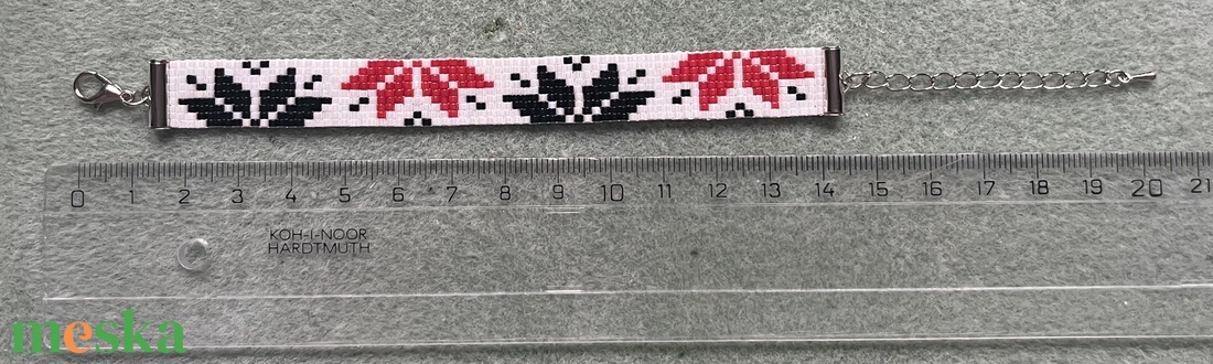 Fjordok Eleganciája Karkötő - norvég mintás karkötő, gyöngyfűzött, egyedi ékszer, fehér, fekete, piros gyöngyök - karácsony - karácsonyi ruházat - karácsonyi ruha kiegészítők - Meska.hu