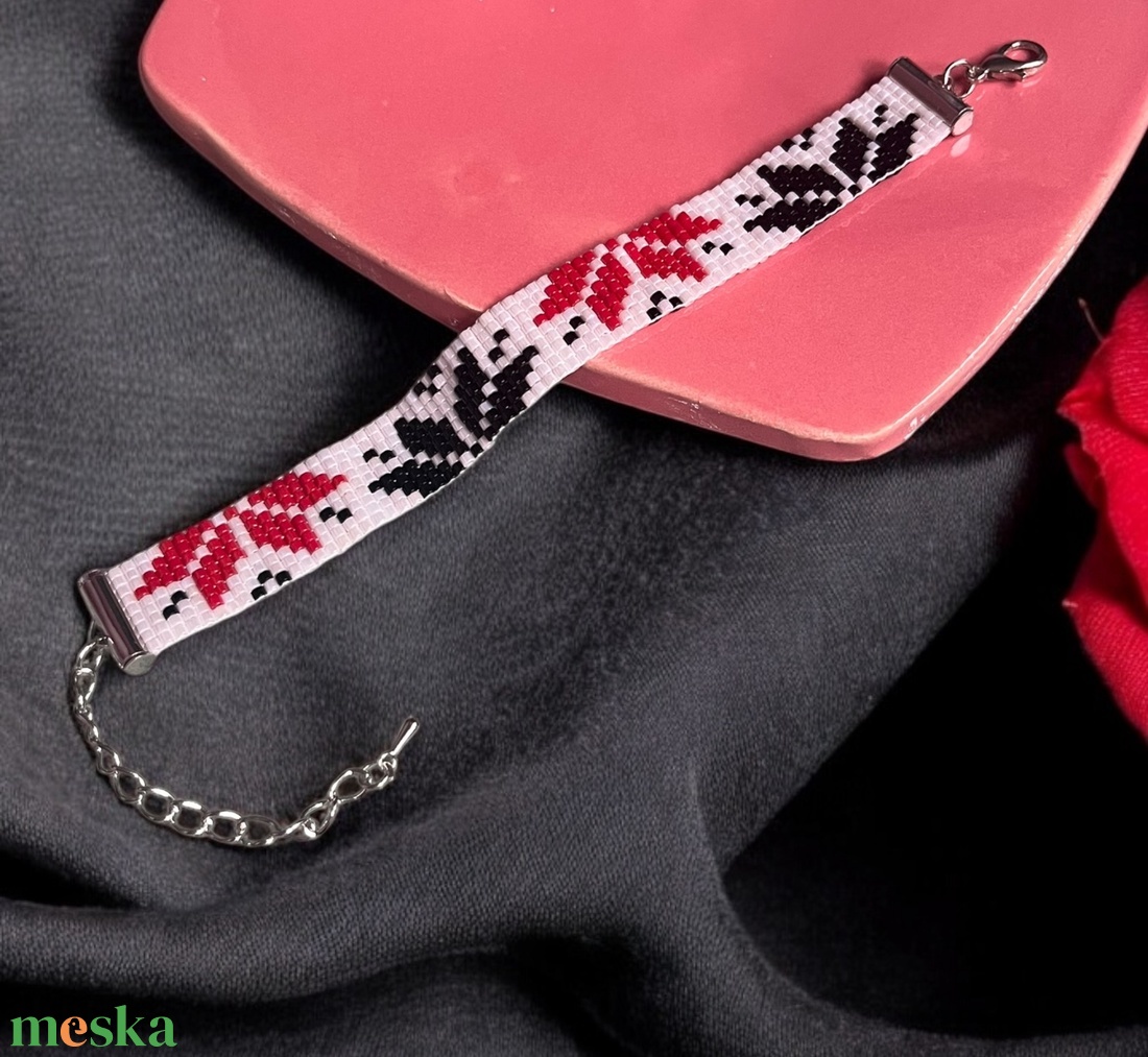 Fjordok Eleganciája Karkötő - norvég mintás karkötő, gyöngyfűzött, egyedi ékszer, fehér, fekete, piros gyöngyök - karácsony - karácsonyi ruházat - karácsonyi ruha kiegészítők - Meska.hu