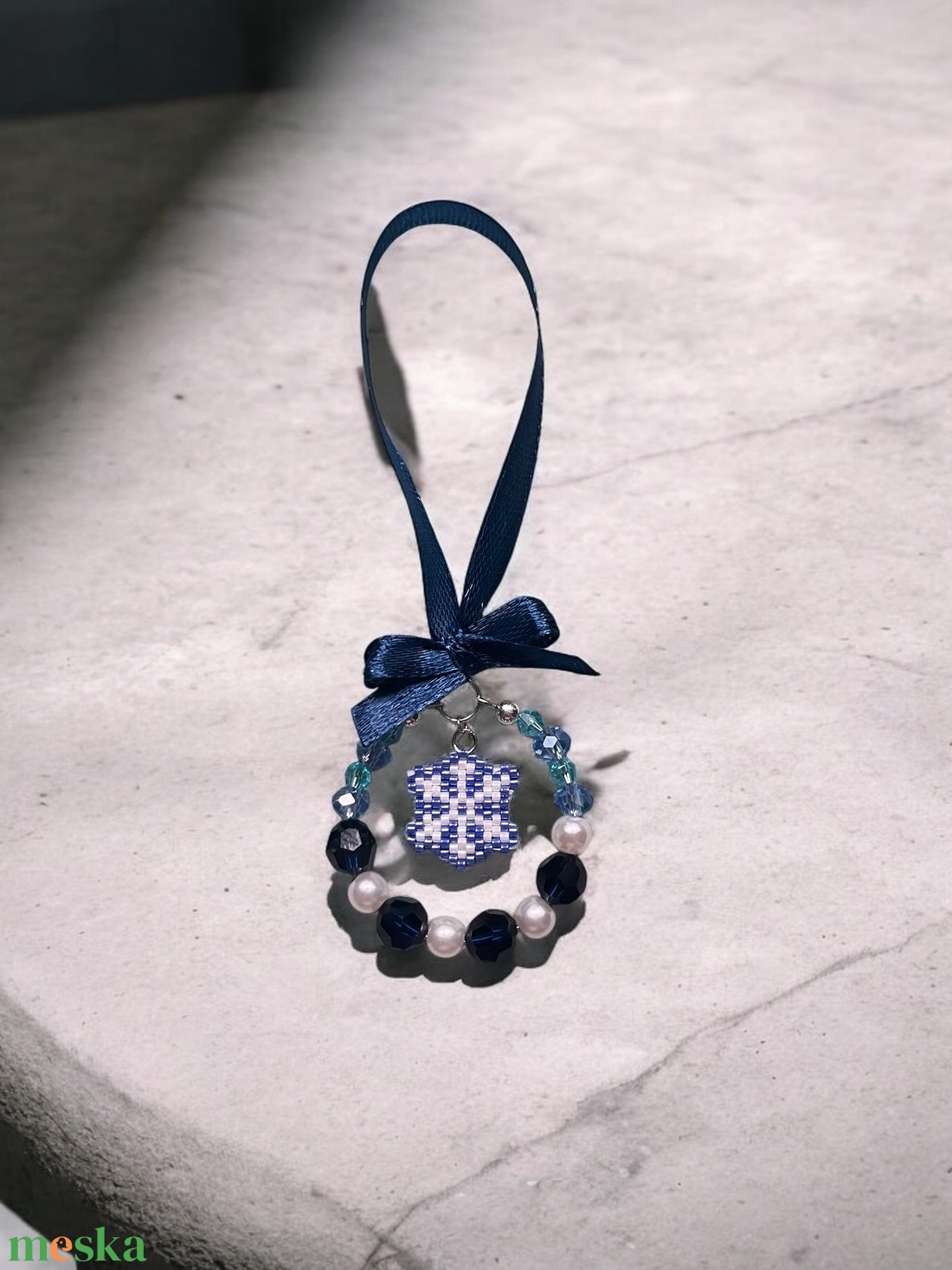 Hópehely Körvarázs Dísz - kék és fehér gyöngyökből készült karácsonyfadísz, középen gyöngyfűzött hópehely formával - karácsony - karácsonyi lakásdekoráció - karácsonyfadíszek - Meska.hu