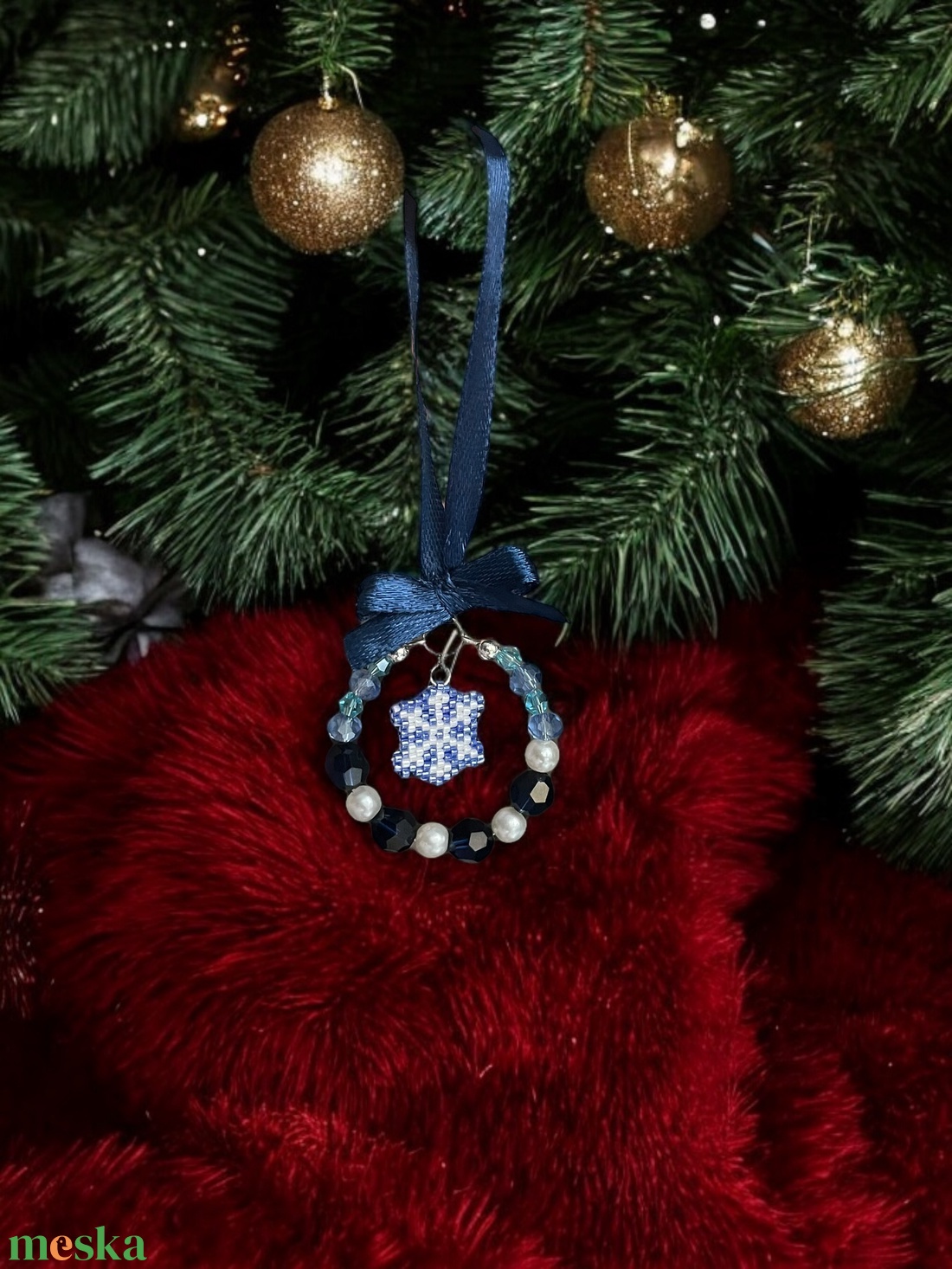 Hópehely Körvarázs Dísz - kék és fehér gyöngyökből készült karácsonyfadísz, középen gyöngyfűzött hópehely formával - karácsony - karácsonyi lakásdekoráció - karácsonyfadíszek - Meska.hu