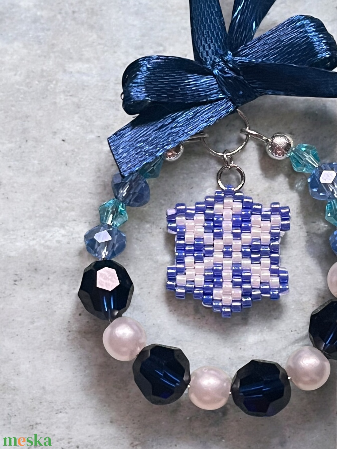 Hópehely Körvarázs Dísz - kék és fehér gyöngyökből készült karácsonyfadísz, középen gyöngyfűzött hópehely formával - karácsony - karácsonyi lakásdekoráció - karácsonyfadíszek - Meska.hu