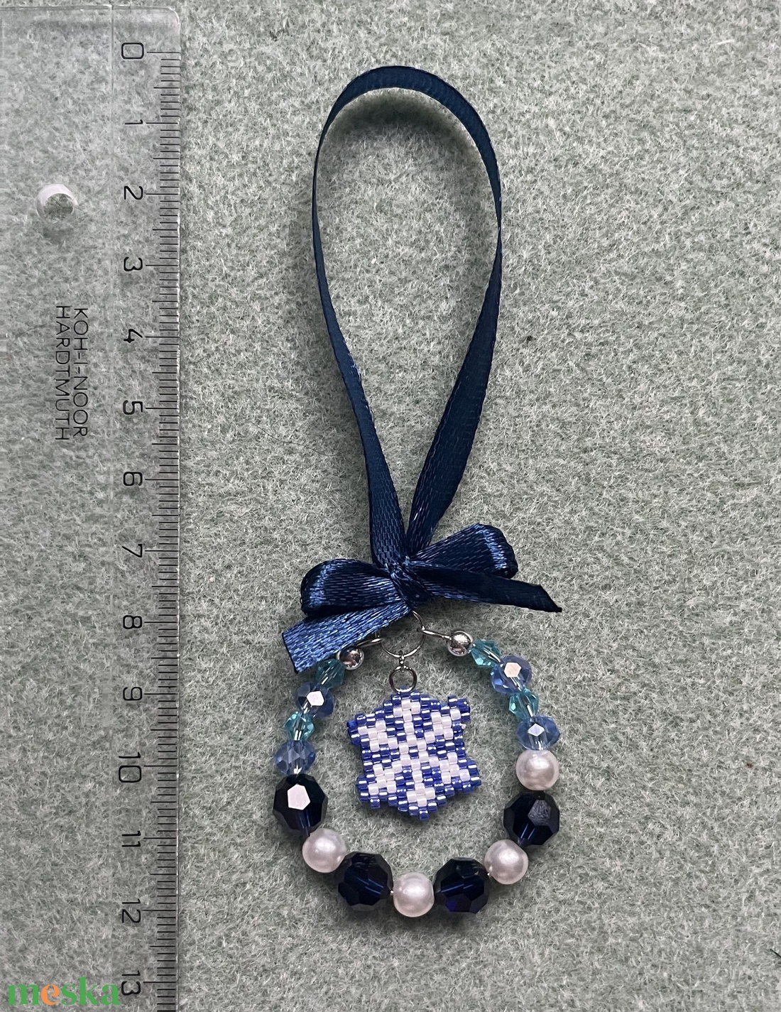 Hópehely Körvarázs Dísz - kék és fehér gyöngyökből készült karácsonyfadísz, középen gyöngyfűzött hópehely formával - karácsony - karácsonyi lakásdekoráció - karácsonyfadíszek - Meska.hu