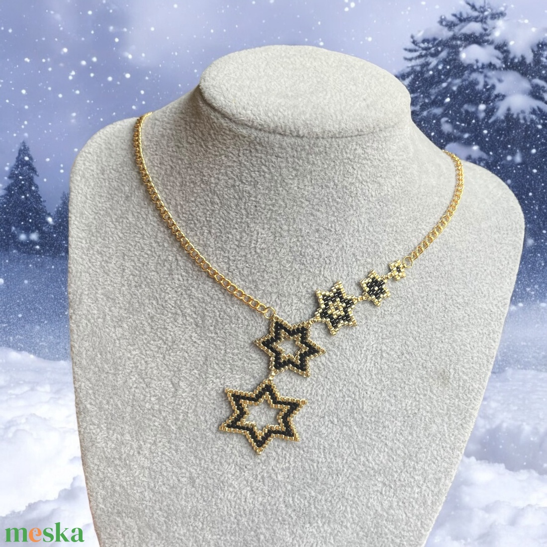 Aranyló Csillaghullás - kézzel gyöngyfűzött, elegáns nyaklánc, egyedi, növekvő csillag formák, időtlen fekete-arany szín - ékszer - nyaklánc - gyöngyös nyaklánc - Meska.hu