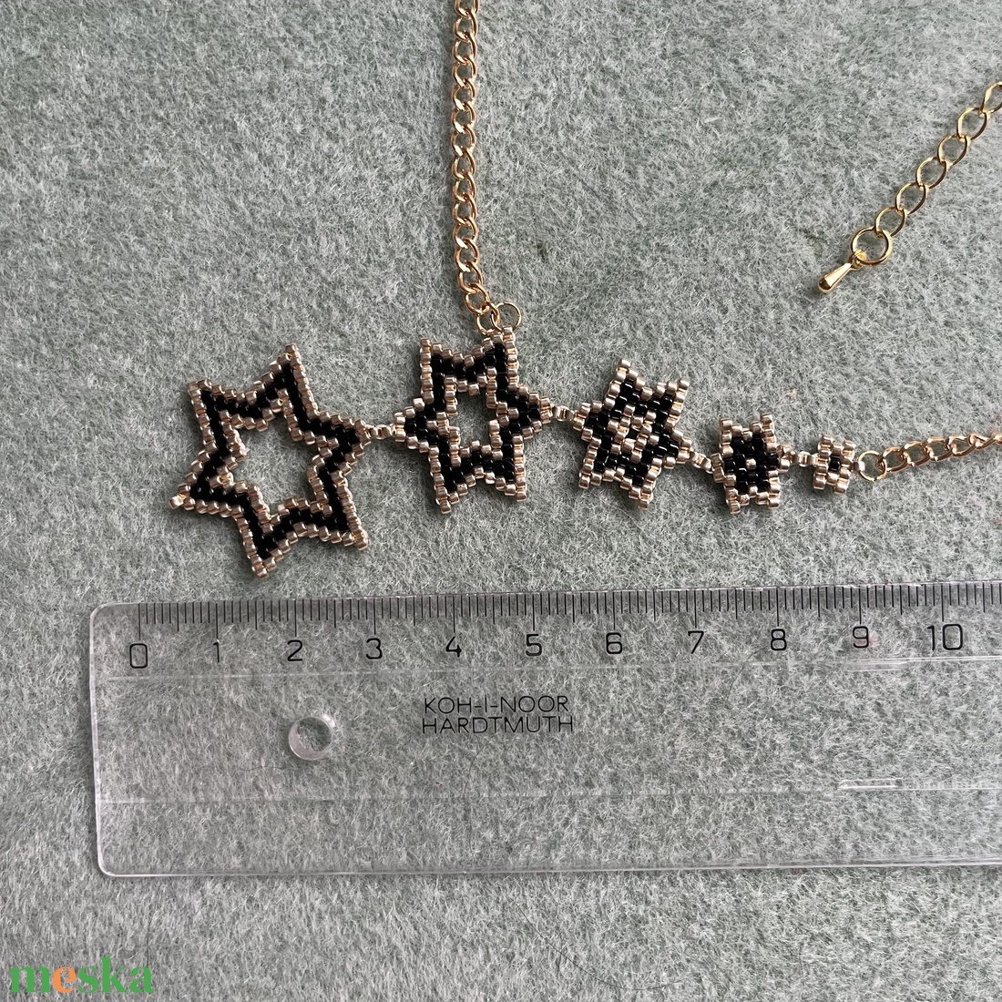 Aranyló Csillaghullás - kézzel gyöngyfűzött, elegáns nyaklánc, egyedi, növekvő csillag formák, időtlen fekete-arany szín - ékszer - nyaklánc - gyöngyös nyaklánc - Meska.hu