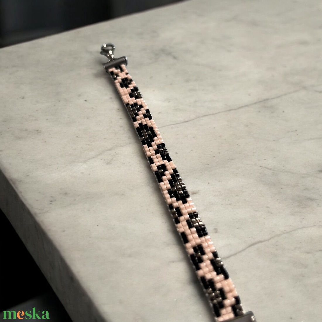 Leopárd Nyomok - kézzel készített, gyöngyszövött karkötő, leopárd mintás ékszer, állítható méret, luxus és elegáns - ékszer - karkötő - gyöngyös karkötő - Meska.hu