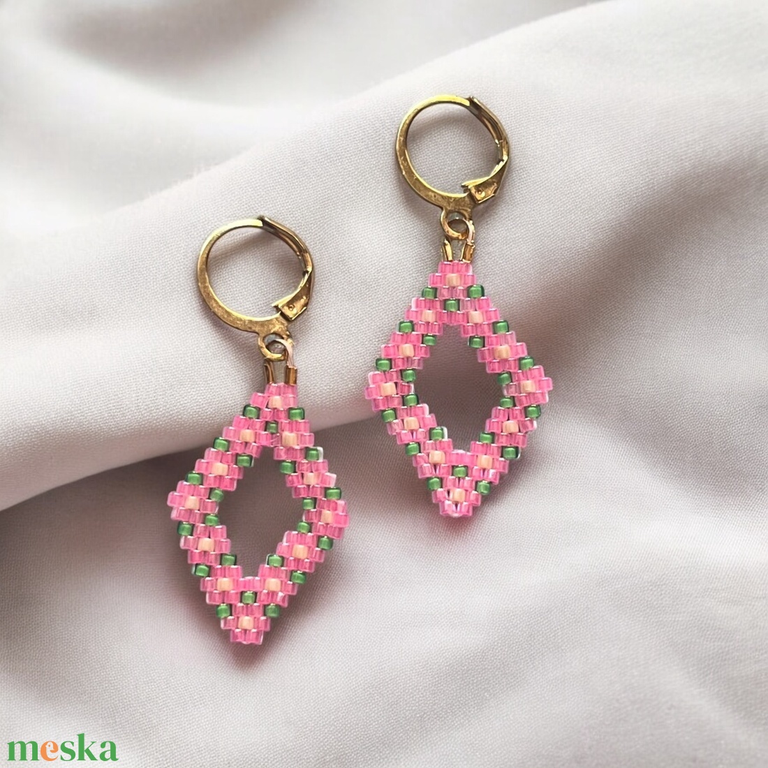 Virágzó Rombusz Álom- kézzel készült gyöngyös virágzó, rombusz alakú lógós fülbevaló, rózsaszín virágok, tavasz hangulat - ékszer - fülbevaló - csillár fülbevaló - Meska.hu