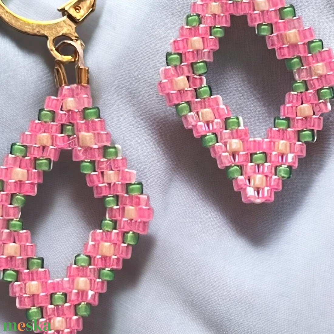 Virágzó Rombusz Álom- kézzel készült gyöngyös virágzó, rombusz alakú lógós fülbevaló, rózsaszín virágok, tavasz hangulat - ékszer - fülbevaló - csillár fülbevaló - Meska.hu